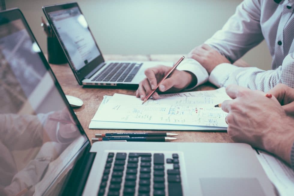 Equipo de consultores de Grupo Trébol Energía analizando datos de consumo energético